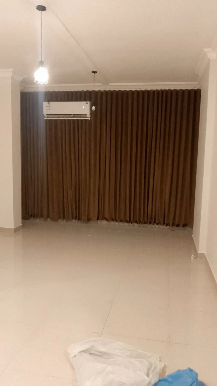 ستائر بنية داكنة لنافذة طويلة